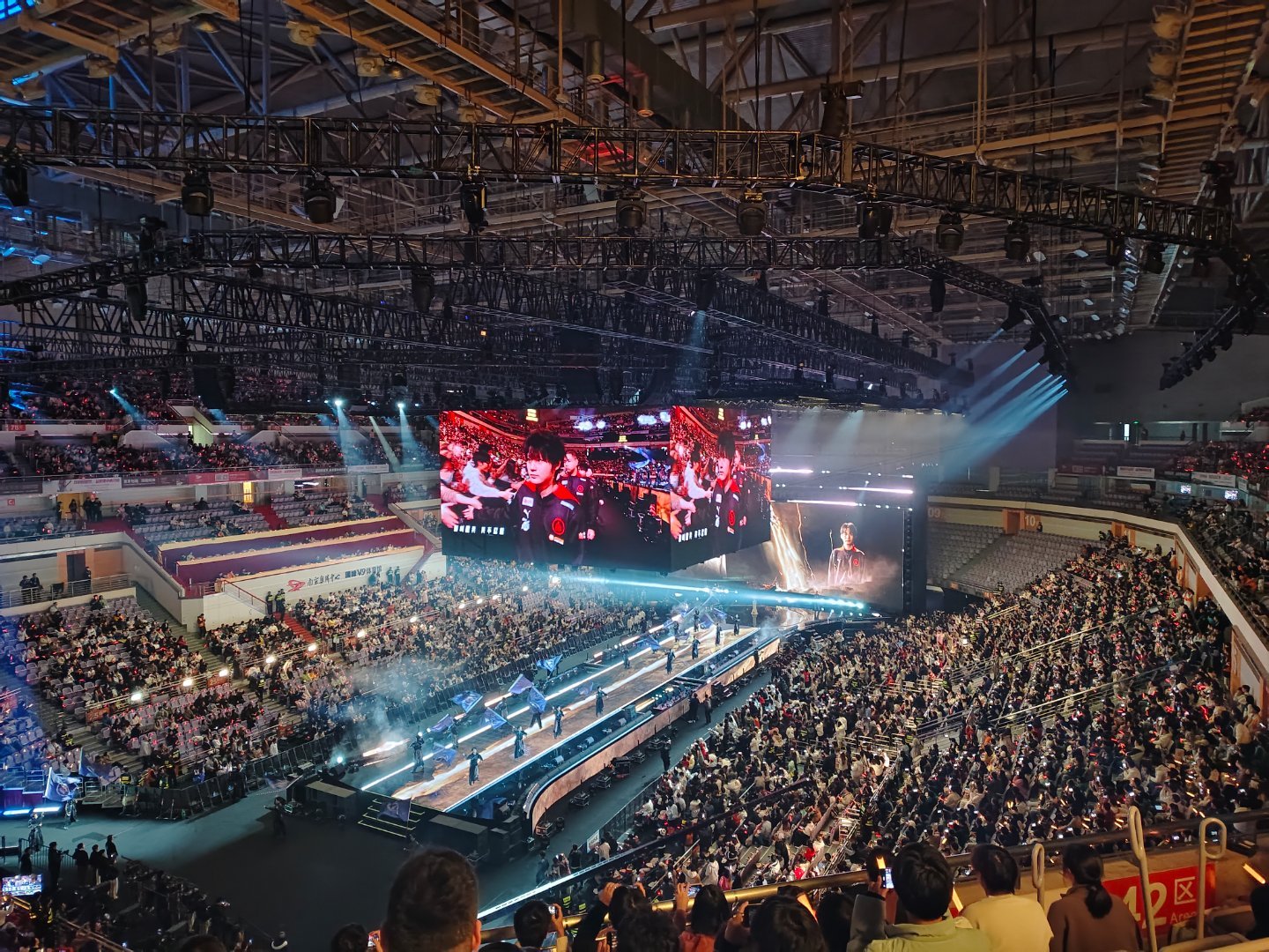 激烈角逐引爆体育场,观众欢呼不断 激烈角逐引爆体育场,观众欢呼不断