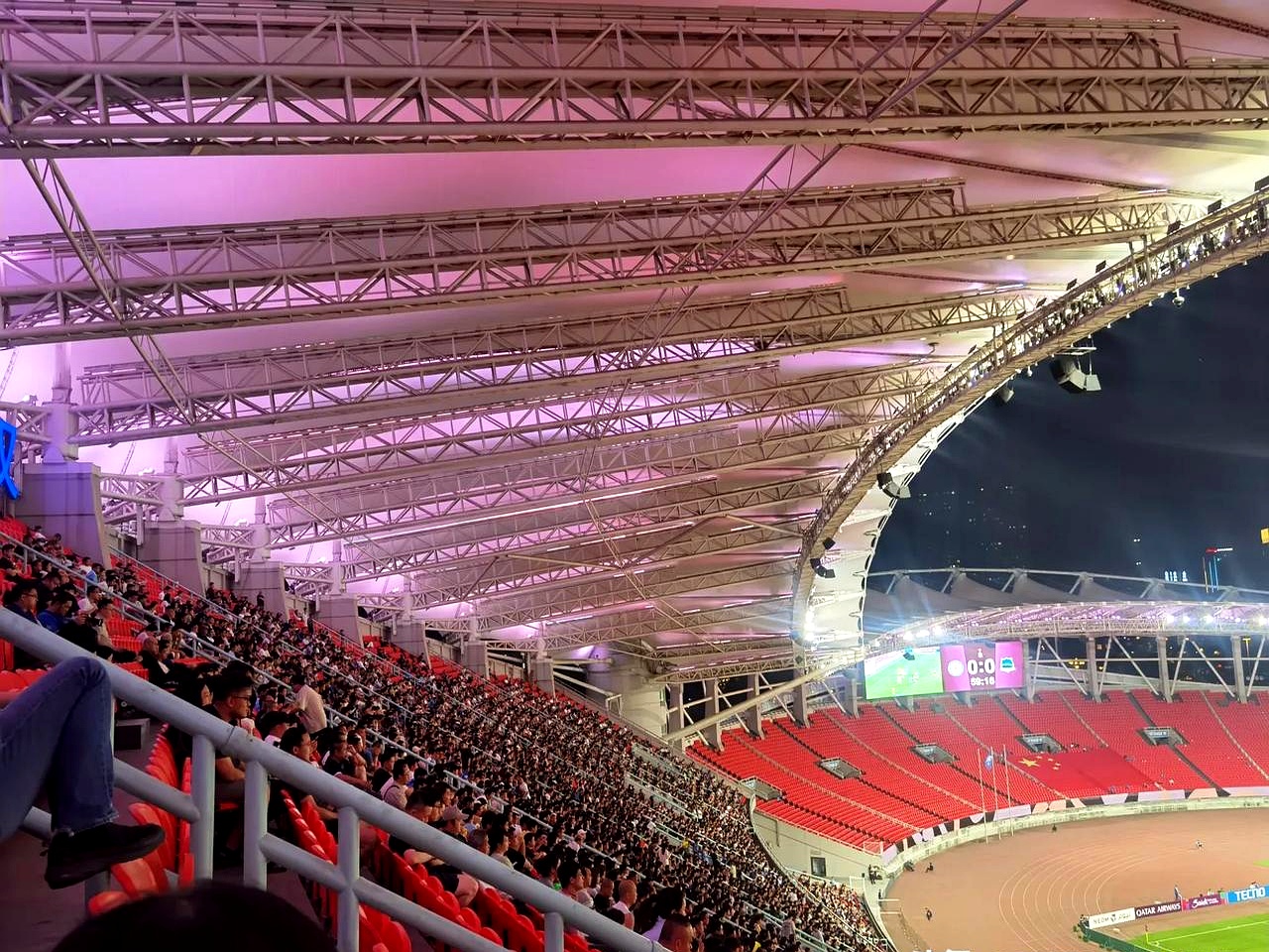 激烈角逐引爆体育场,观众欢呼不断 激烈角逐引爆体育场,观众欢呼不断