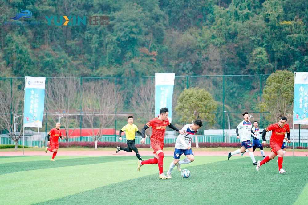 足球赛场上双方你追我赶,胜负难分 足球赛场上双方你追我赶,胜负难分