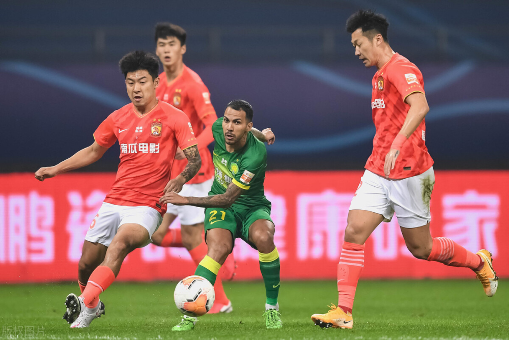 开云体育中国-EDG翻盘TES，Jankos团战一打五宿敌对决入围赛，强势挺进下一轮