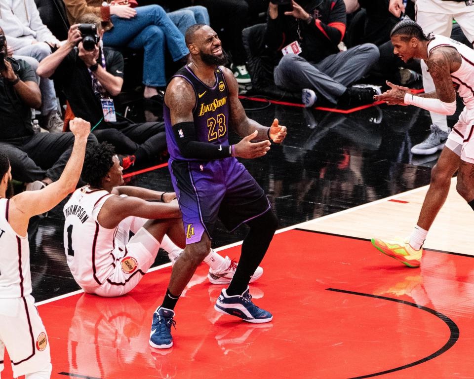 开云官网-NBA季后赛首轮战况激烈，火箭vs湖人谁能胜出？