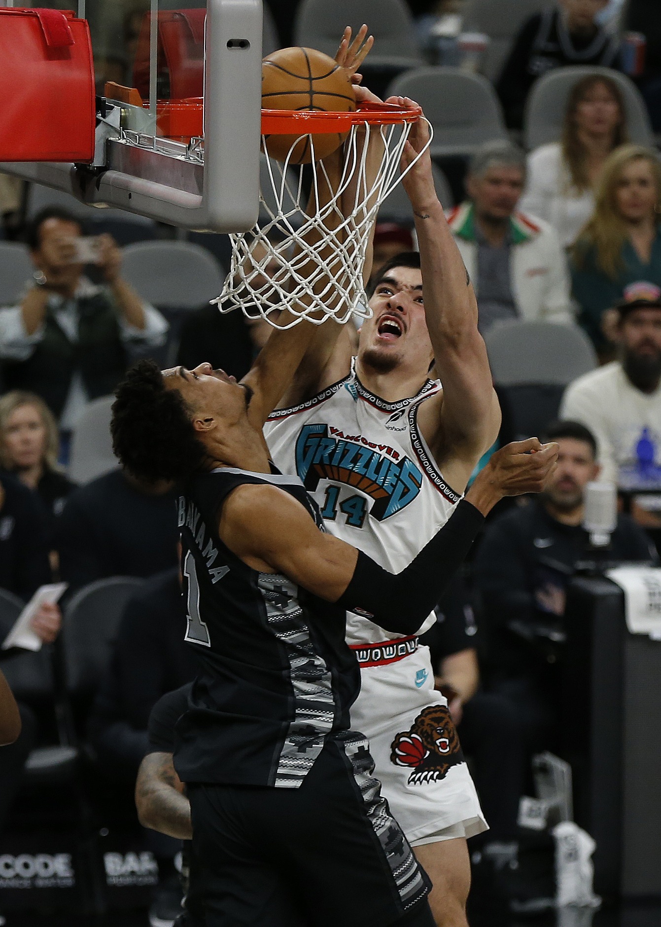 马刺主场击败森林狼,东部成绩继续领先 马刺主场击败森林狼,东部成绩继续领先