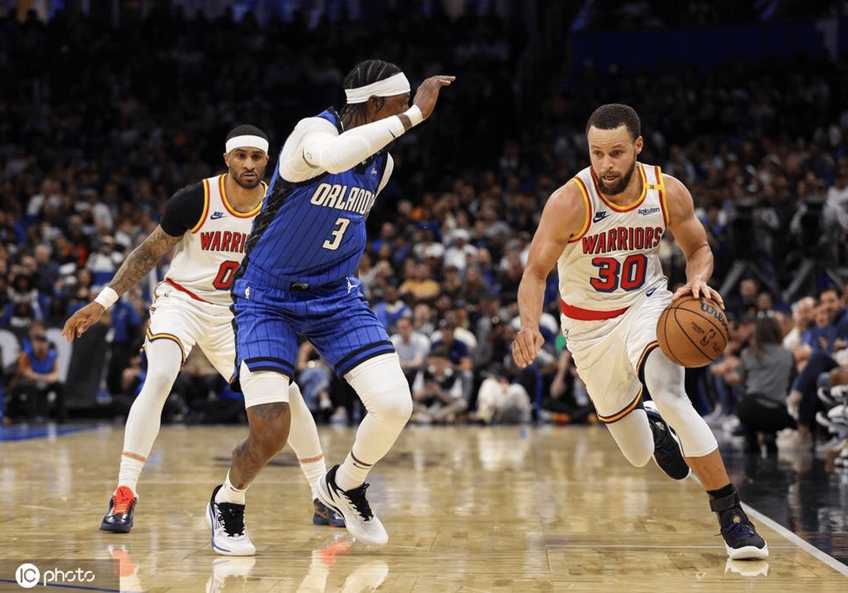 勇士逆转国王,库里抢下关键篮板助胜 勇士逆转国王,库里抢下关键篮板助胜