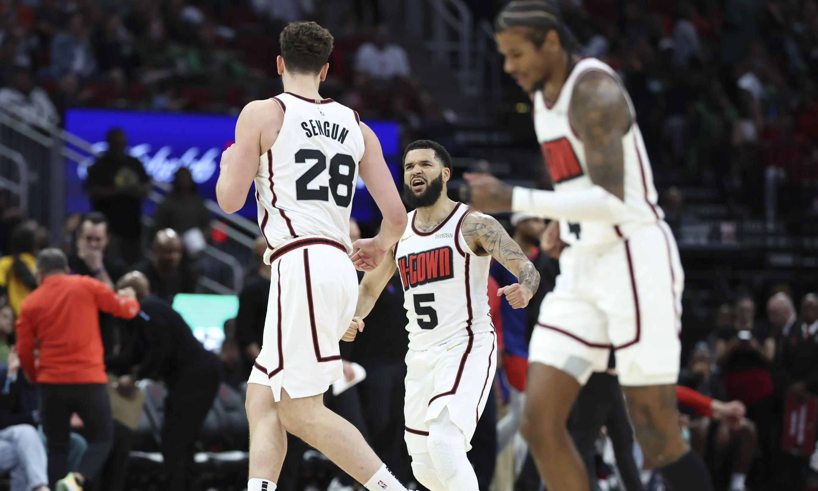 火箭客场险胜掘金,取得七连胜 火箭客场险胜掘金,取得七连胜