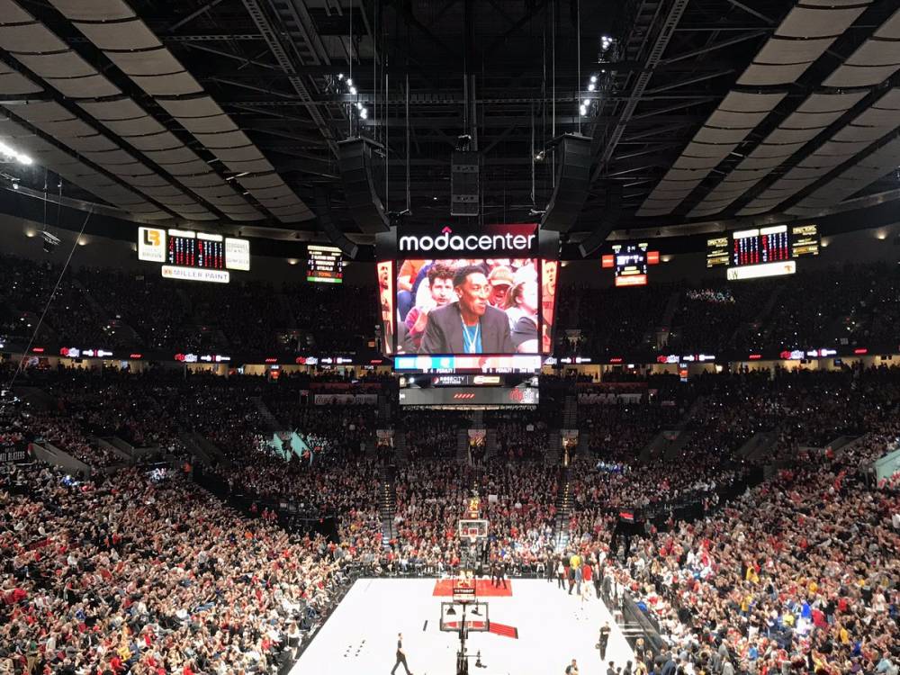 开拓者队再次取得胜利,获得球迷的掌声和支持 开拓者队再次取得胜利,获得球迷的掌声和支持