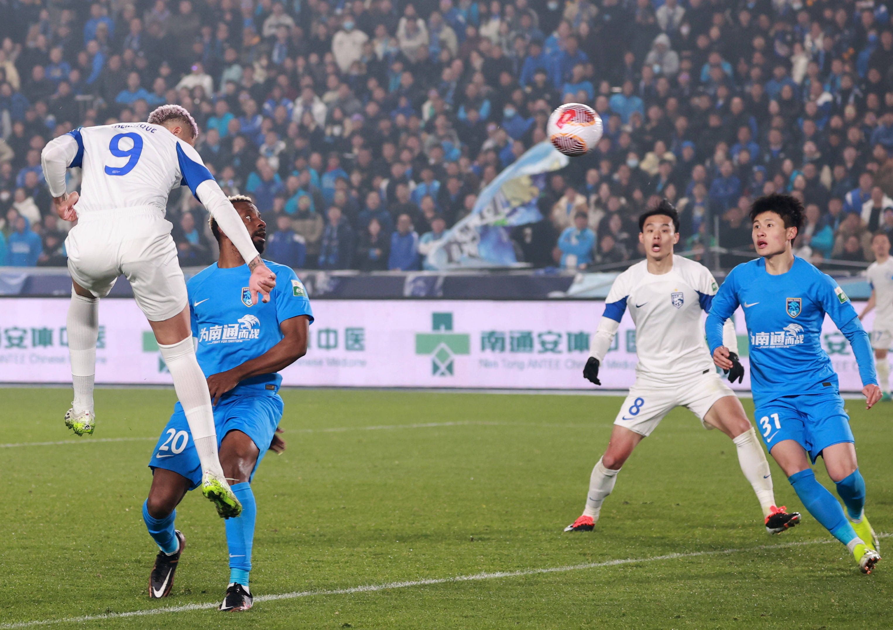 关于足球联赛再掀风潮，球员表现令人惊叹的信息