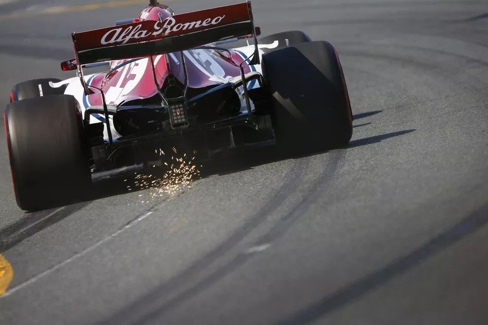 包含威廉姆斯险胜红牛二队，诺里斯统治全场的词条