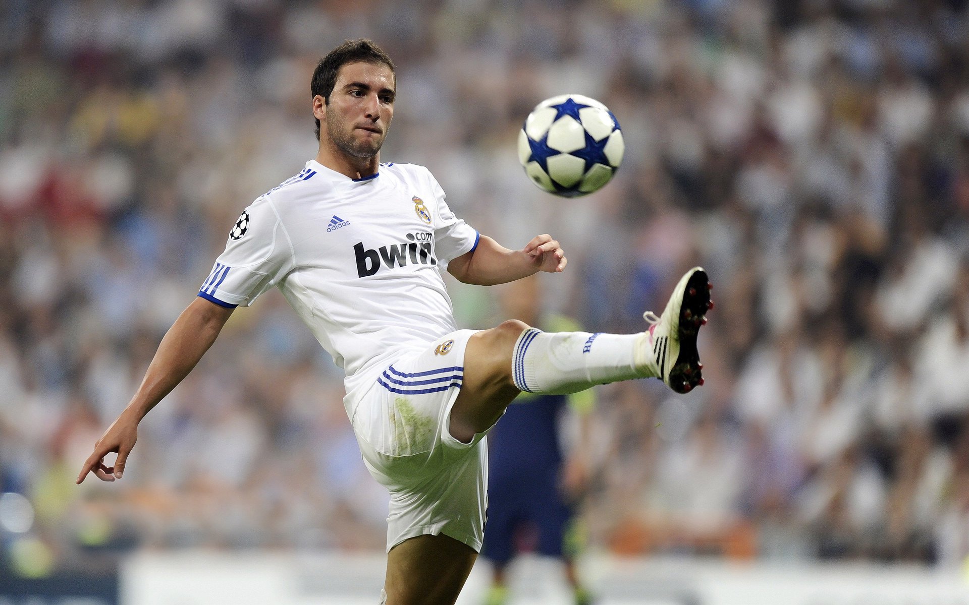 极速之夜，当F1引擎轰鸣遇见足球数据风暴