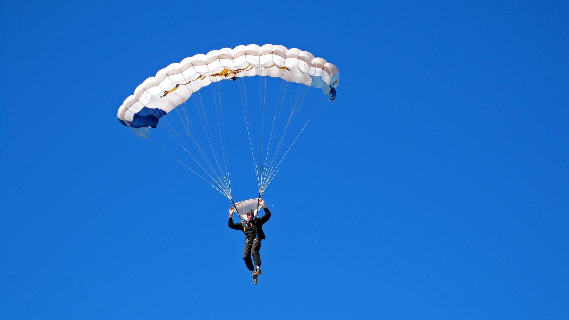 开云体育官网-红土与硬地的千年赌约，当罗兰·加洛斯走进O2球场